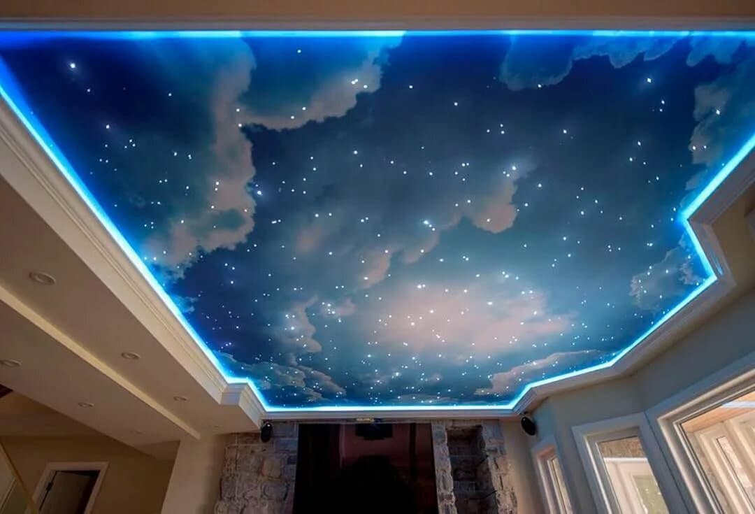 Купить небо потолки. Натяжной потолок звездное небо. Натяжной потолок облака. Потолок в виде звездного неба. Натяжной потолок облака с подсветкой.